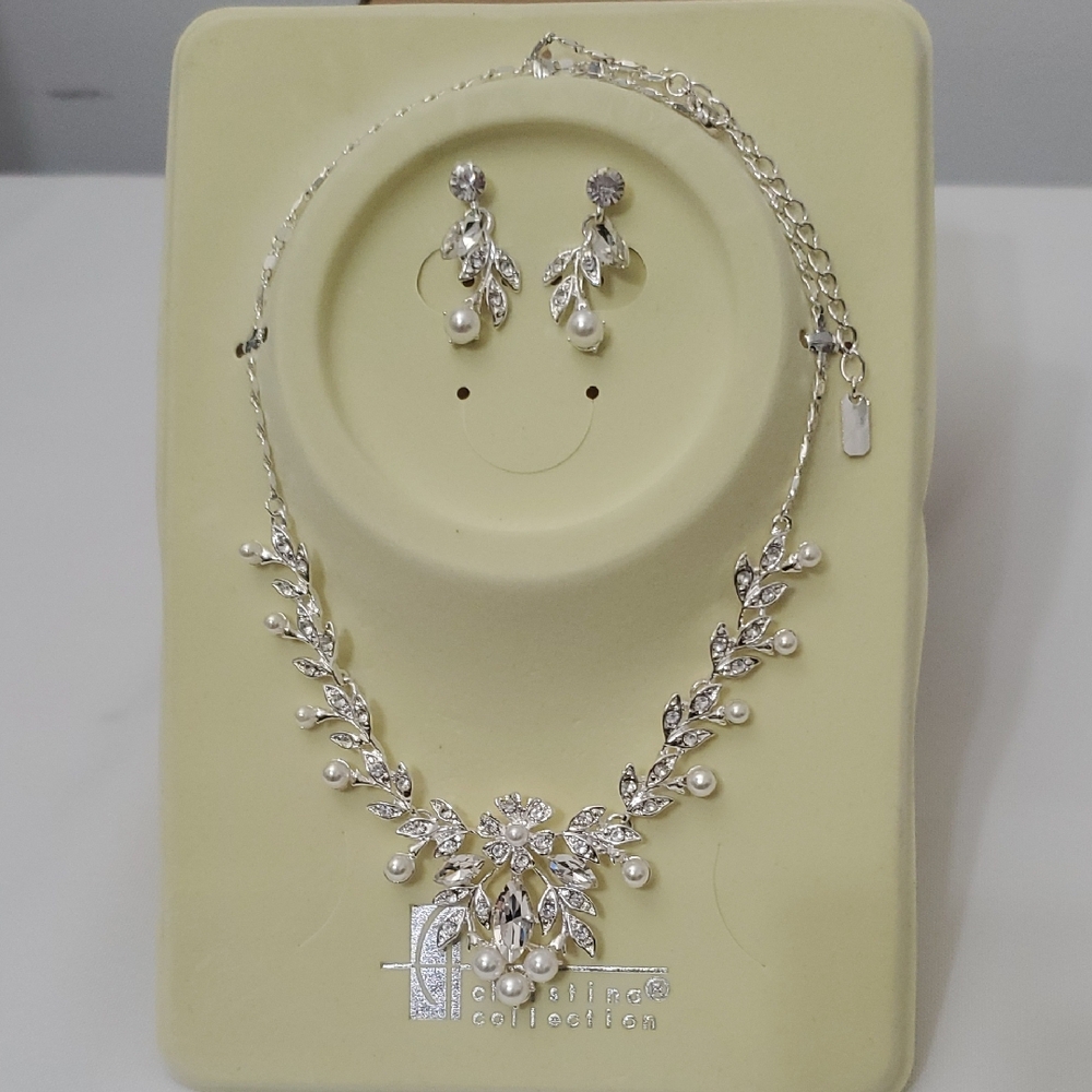 Silver and Pearl Necklace Set